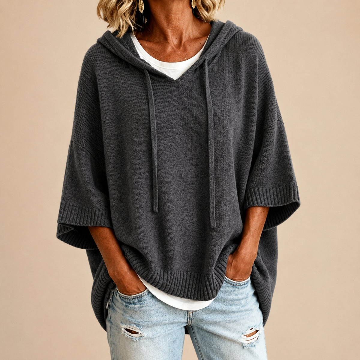 Vanmeeren™  | Gebreide poncho met capuchon en driekwartmouwen