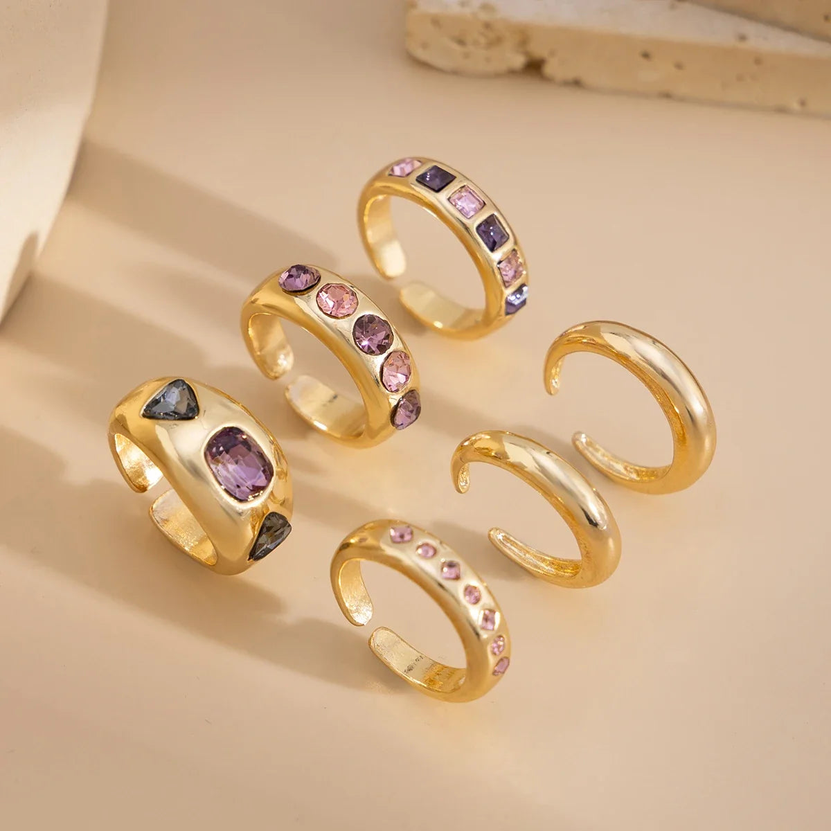 Vanmeeren™ | Set van 6 Goudkleurige Ringen met Paarse Zirkoon – Verstelbaar & Luxe Afwerking