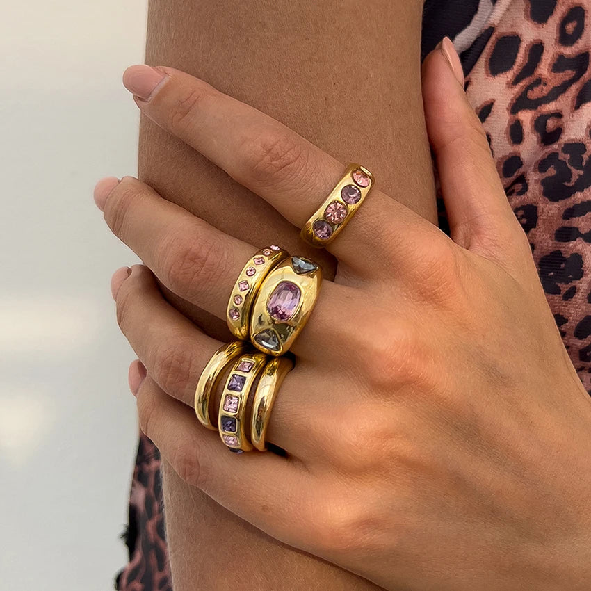 Vanmeeren™ | Set van 6 Goudkleurige Ringen met Paarse Zirkoon – Verstelbaar & Luxe Afwerking